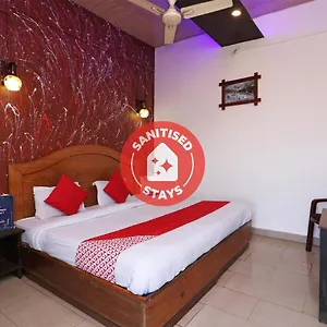 Oyo 73841 Amrit Residency India